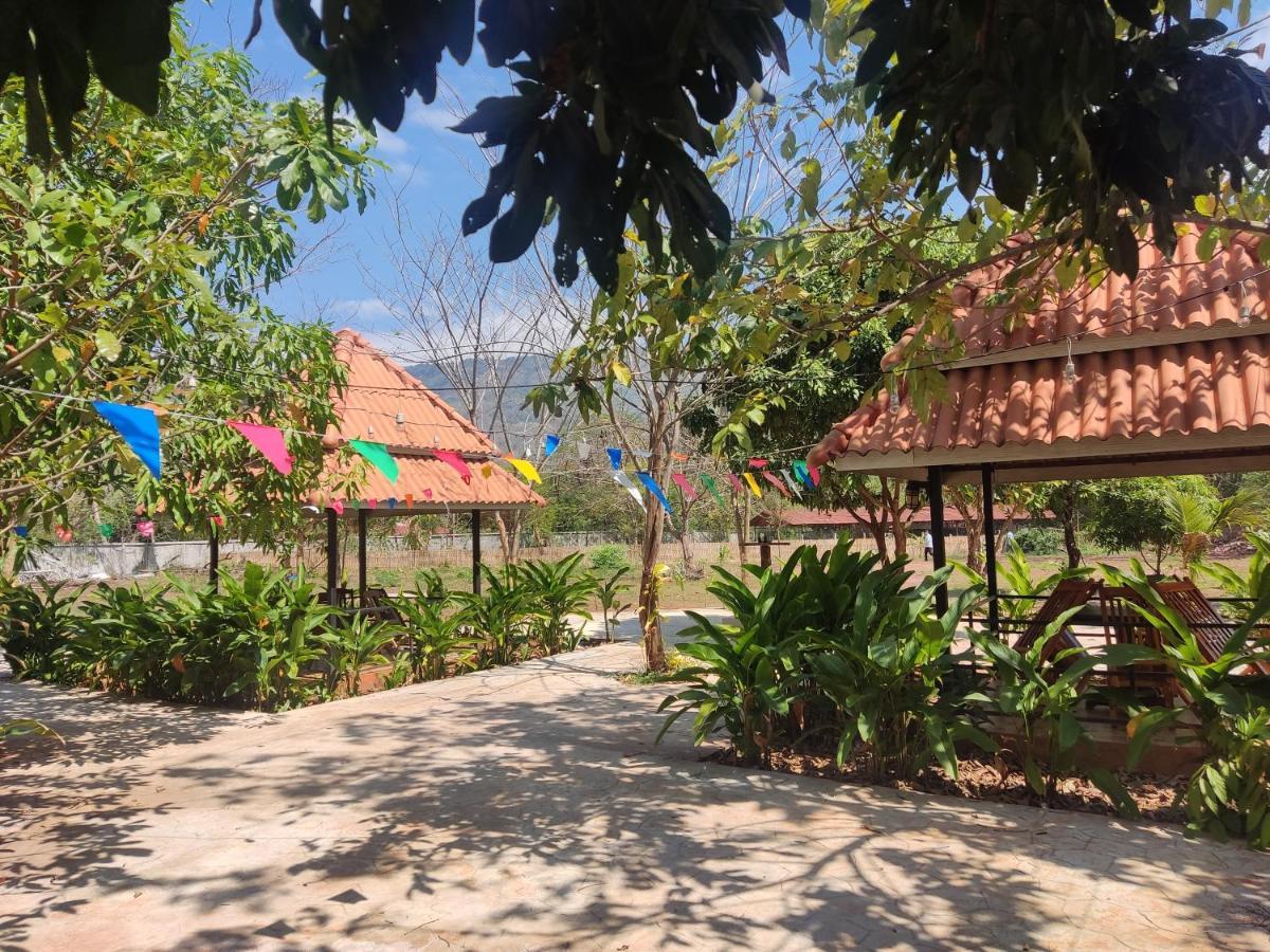 Erawan Guesthouse Паксе Екстер'єр фото