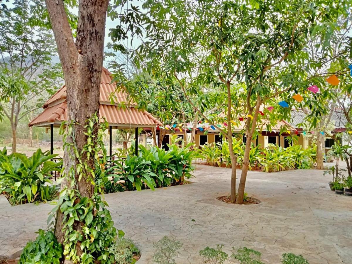 Erawan Guesthouse Паксе Екстер'єр фото
