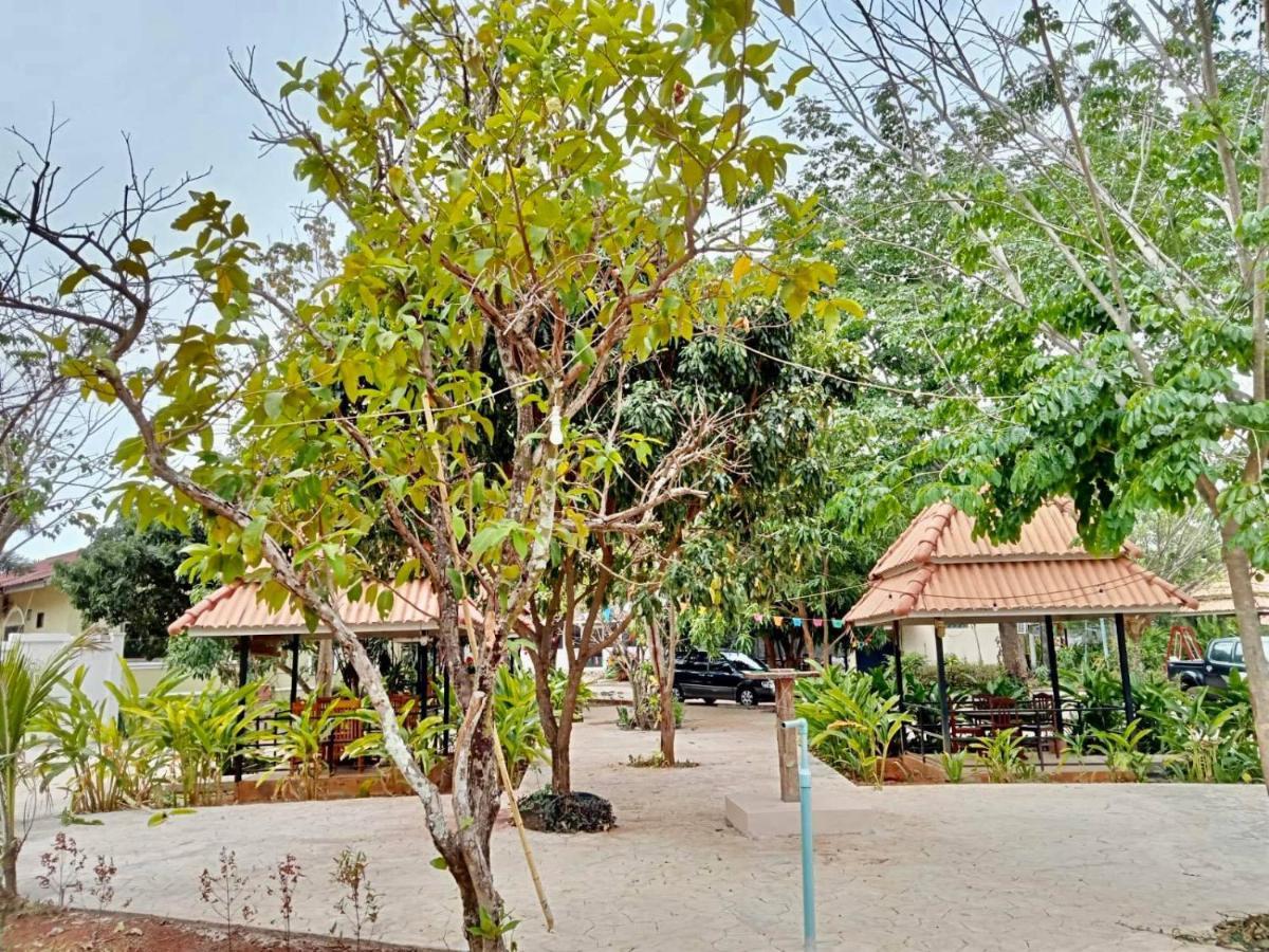 Erawan Guesthouse Паксе Екстер'єр фото