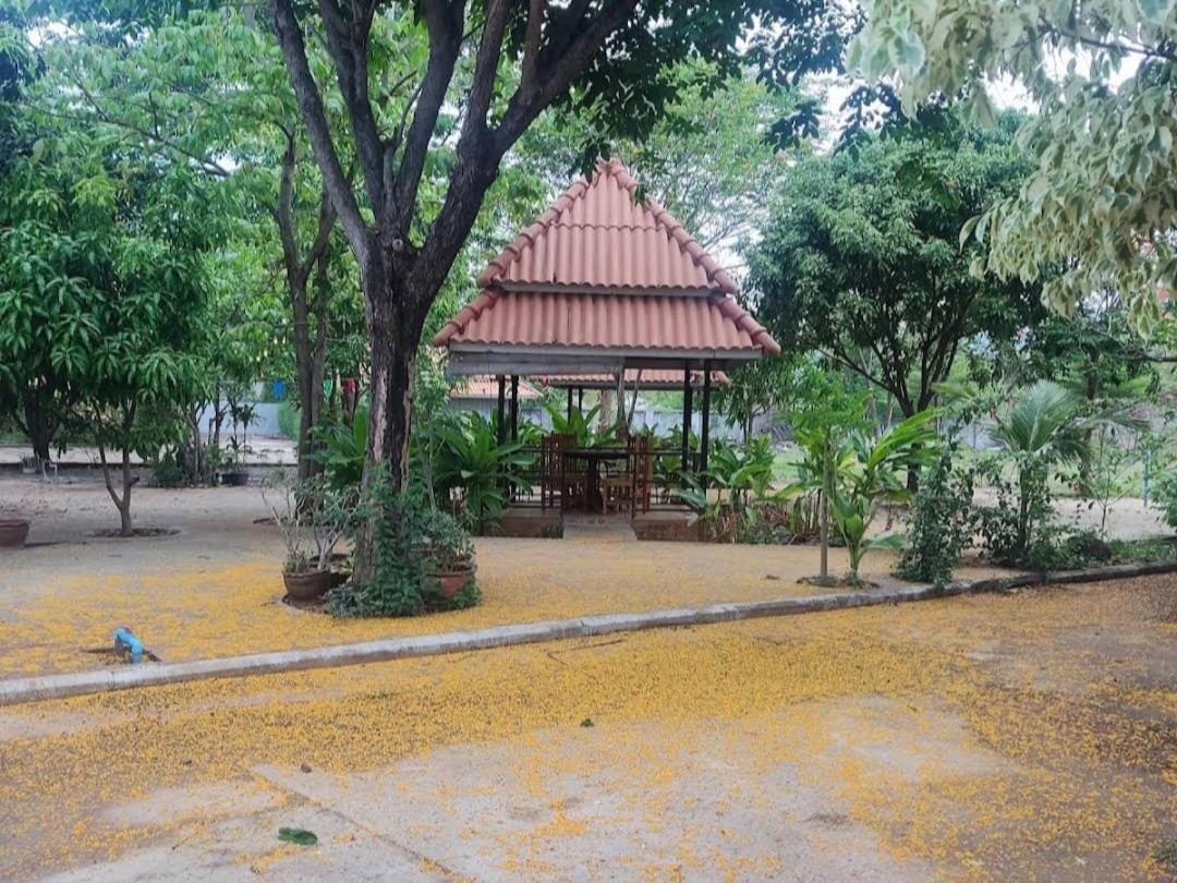 Erawan Guesthouse Паксе Екстер'єр фото